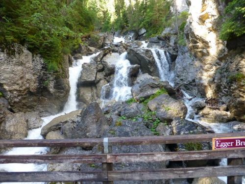 Wasserfall auf dem Weg zum Berg